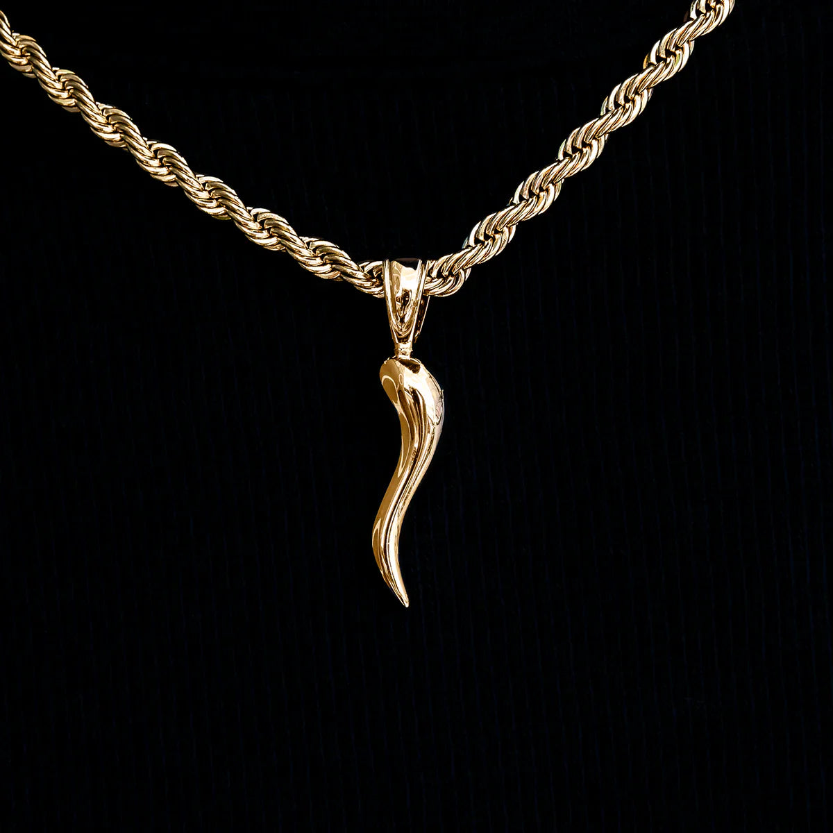 Italian Horn Pendant in Yellow Gold